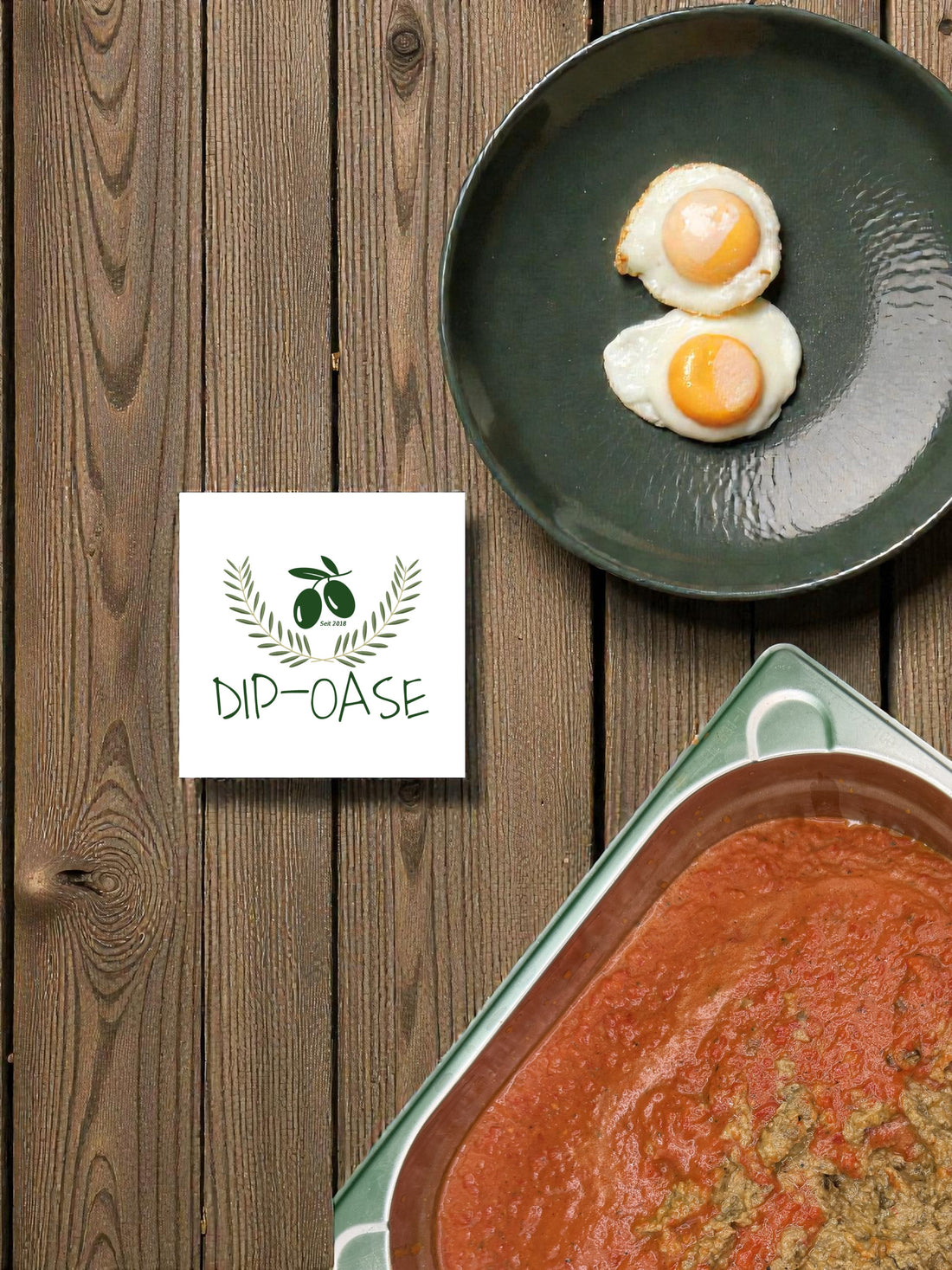 Vegane Auberginen-Bowl mit Gemüse, Brot und aromatischem Dip