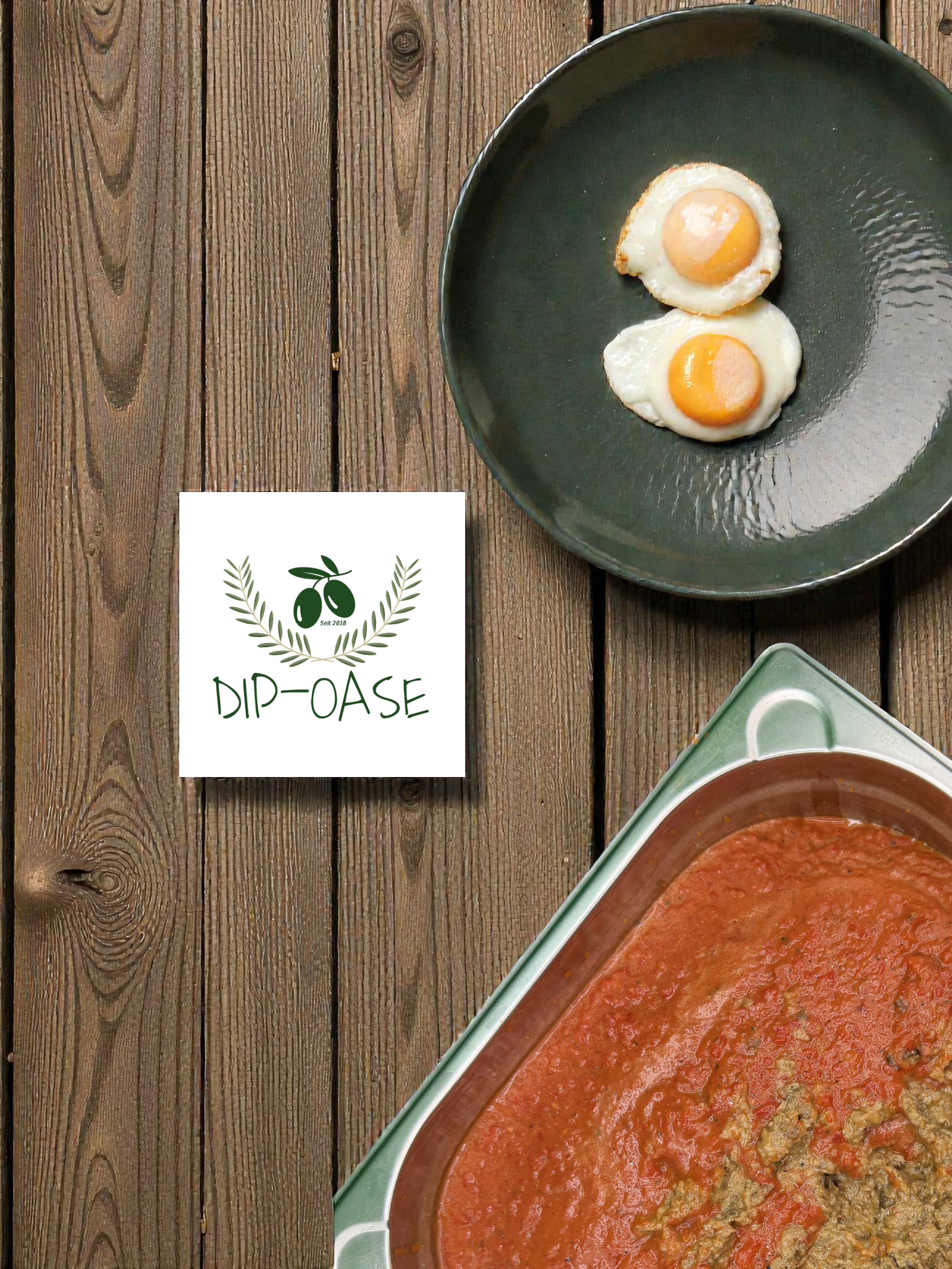 Vegane Auberginen-Bowl mit Gemüse, Brot und aromatischem Dip